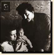 اینشتين و ميلوا و پسر اولشان هانس آلبرت در 25 سالگي